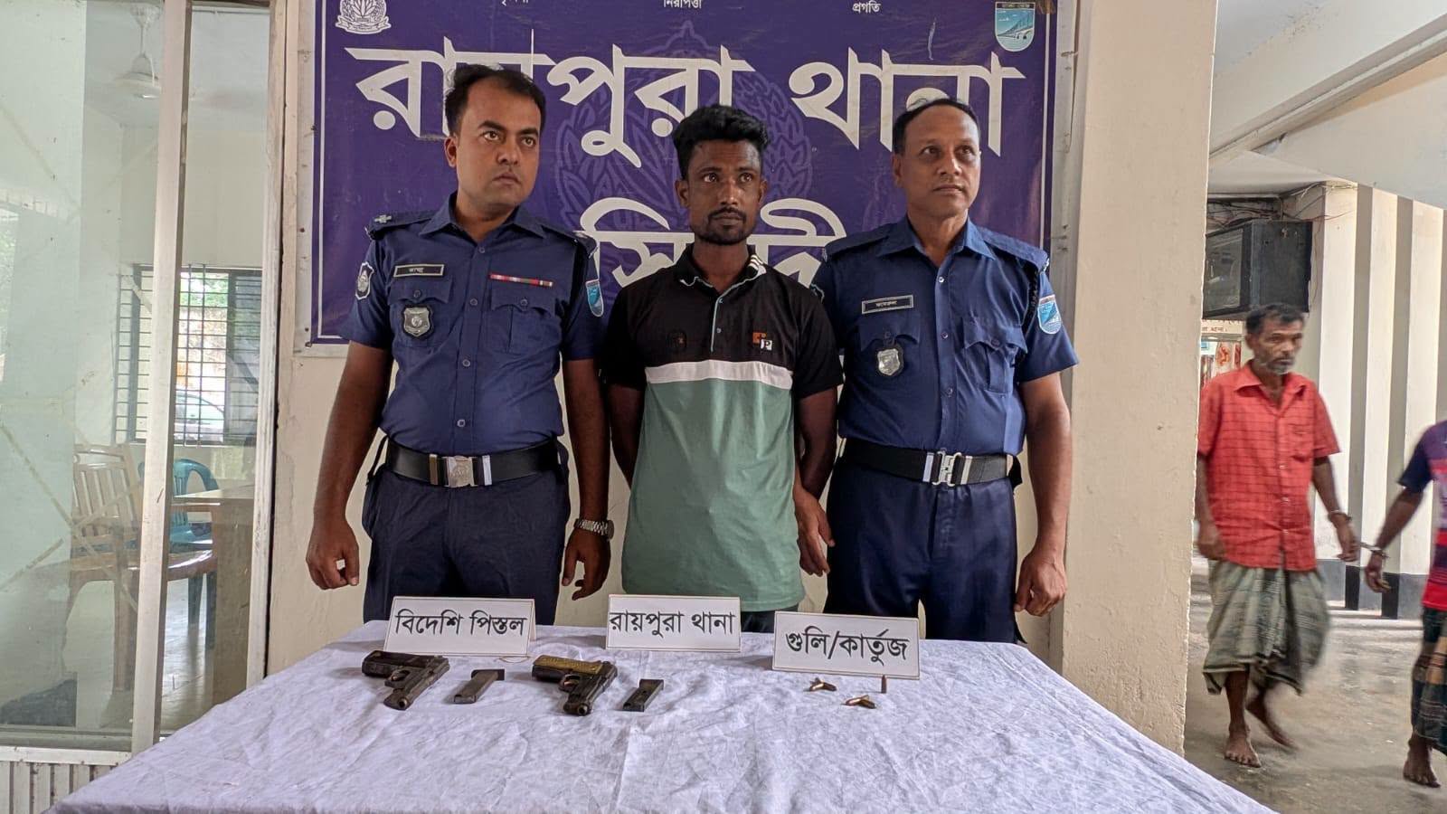 "নরসিংদীতে রায়পুরায় পুলিশের বিশেষ অভিযান: ৩টি বিদেশি পিস্তল ও গুলিসহ ৩ জন গ্রেপ্তার সাইফুল ইসলাম রুদ্র, নরসিংদী জেলা প্রতিনিধি নরসিংদীর রায়পুরায় থানা পুলিশের বিশেষ অভিযানে ৩টি বিদেশি পিস্তল, ৭ রাউন্ড গুলি এবং একটি মোটরসাইকেলসহ তিনজনকে গ্রেপ্তার করা হয়েছে। গত দুই দিনে উপজেলার পৃথক দুটি স্থানে অভিযান চালিয়ে তাদের গ্রেপ্তার করা হয়। বুধবার (২১ অক্টোবর) বিকালে রায়পুরা থানার পক্ষ থেকে পাঠানো এক প্রেস বিজ্ঞপ্তিতে এ তথ্য জানানো হয়। গ্রেপ্তারকৃতরা হলেন-উপজেলার বাঘাইকান্দি এলাকার মৃত ছিদ্দিক মিয়ার ছেলে ইসমাইল (৩৫), কিশোরগঞ্জ জেলার ভৈরব থানার শিবপুর এলাকার মো. বিজয় মিয়া (২৩) ও রায়পুরার উত্তর বাখরনগর ইউনিয়নের গোপালপুর এলাকার জুম্মন মিয়া (১৯)। পুলিশ জানায়, গত ২০ অক্টোবর গোপন সংবাদের ভিত্তিতে রায়পুরা সার্কেলের সিনিয়র সহকারী পুলিশ সুপার বায়েজিদ বিন মনসুর ও থানার অফিসার ইনচার্জ মো. মজিবুর রহমানের নেতৃত্বে পুলিশ চর আড়ালিয়া ইউনিয়নের বাঘাইকান্দি গ্রামের কাজী বাড়ীর মোড় ঈদগা সংলগ্ন এলাকায় অভিযান চালায়। এ সময় মো. ইসমাইল (৩৫) নামের এক ব্যক্তির বসতঘরের চালের ড্রাম ও ঘর তল্লাশি করে দুটি বিদেশি পিস্তল ও ৭ রাউন্ড গুলি উদ্ধার করা হয়। এ ঘটনায় রায়পুরা থানায় অস্ত্র আইনে একটি মামলা হয়েছে। এর আগে গত ১৮ অক্টোবর রাতে রায়পুরা থানাধীন উত্তর বাখরনগর ইউনিয়ন এলাকায় চেকপোস্ট বসিয়ে একটি সন্দেহভাজন মোটরসাইকেল তল্লাশি করা হয়। এ সময় ১টি বিদেশি পিস্তল, ১টি ম্যাগাজিন ও ১ রাউন্ড গুলিসহ মো. বিজয় মিয়া (২৩) ও জুম্মন মিয়া (১৯) নামের দুই অস্ত্রধারীকে আটক করা হয়। একই সাথে তাদের ব্যবহার করা রেজিষ্ট্রেশনবিহীন সুজুকি মোটরসাইকেলটি জব্দ করা হয়। এ ঘটনায় রায়পুরা থানায় অস্ত্র আইনে আরেকটি মামলা করা হয়েছে।